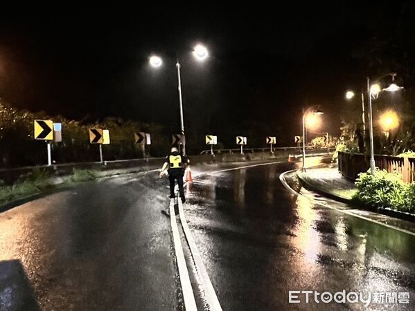 ▲▼台中東山路土石坍方，造成2個車道封閉超過14小時，警方在場警戒。（圖／警方提供，下同）