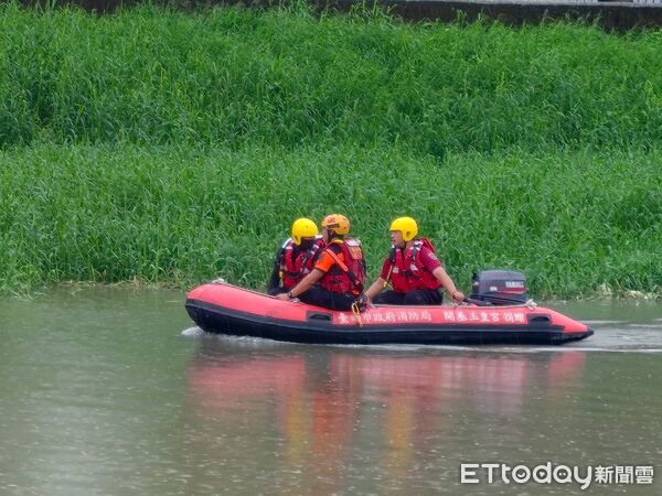 ▲消防人員出動救生艇與無人機，在嘉南大圳一帶搜尋失蹤老翁。（民眾提供，下同）