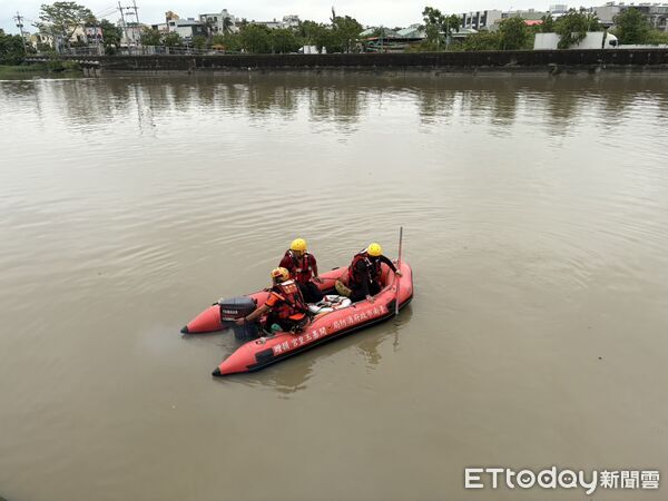 ▲消防人員出動救生艇與無人機，在嘉南大圳一帶搜尋失蹤老翁。（民眾提供，下同）