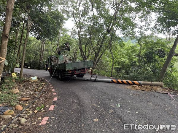 ▲吊臂車勾到電線導致電線桿倒下砸中行人。（圖／記者唐詠絮翻攝）