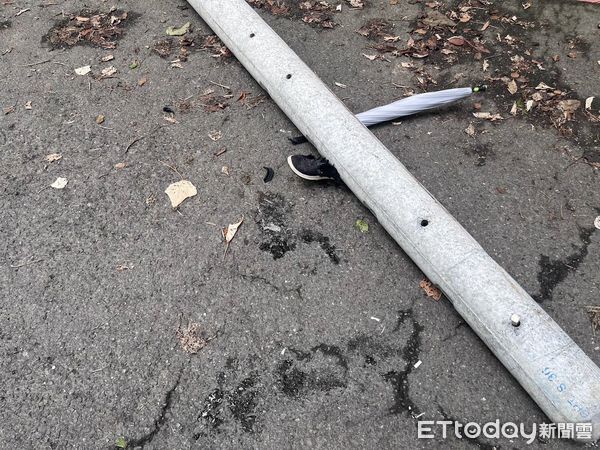 ▲吊臂車勾到電線導致電線桿倒下砸中行人。（圖／記者唐詠絮翻攝）