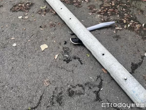 ▲吊臂車勾到電線導致電線桿倒下砸中行人。（圖／記者唐詠絮翻攝）