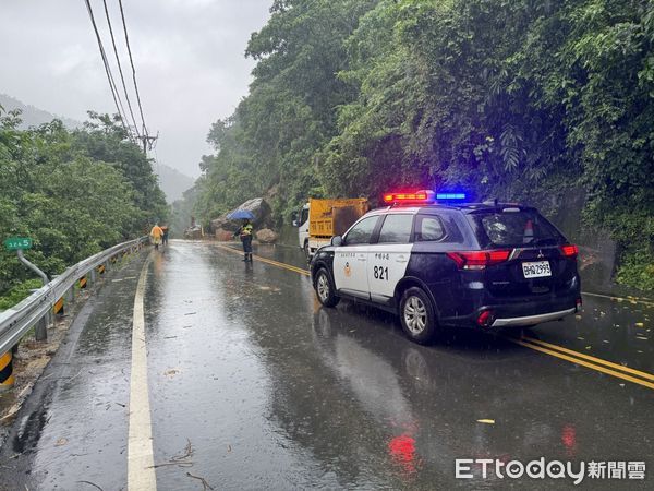 ▲▼    嘉義縣大埔鄉台3線326.5公里處獲報有落石及樹木擋在路中，         。（圖／記者翁伊森翻攝）