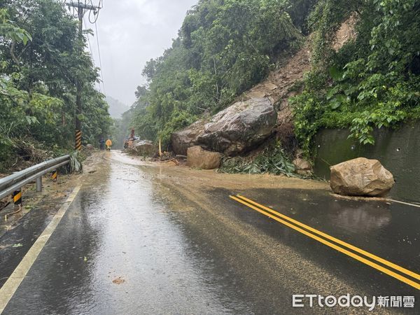 ▲▼    嘉義縣大埔鄉台3線326.5公里處獲報有落石及樹木擋在路中，         。（圖／記者翁伊森翻攝）