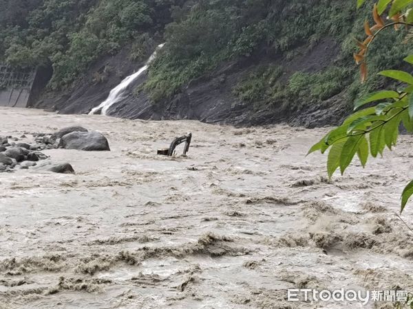 ▲山美大橋下游怪手卡在溪流中。（圖／記者翁伊森翻攝）