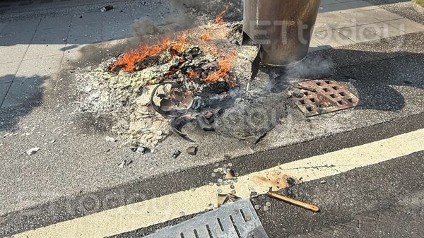 ▲張姓男子在住家前的人行道焚燒雜物             。（圖／民眾提供）