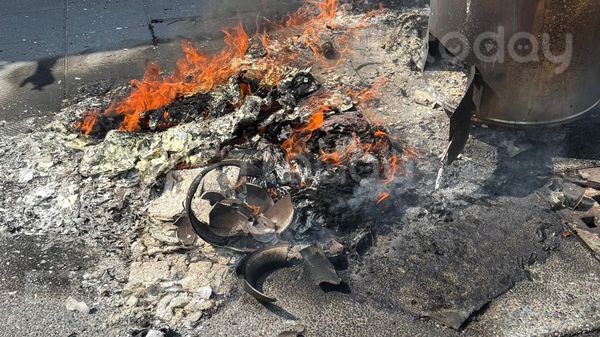 ▲張姓男子在住家前的人行道焚燒雜物             。（圖／民眾提供）