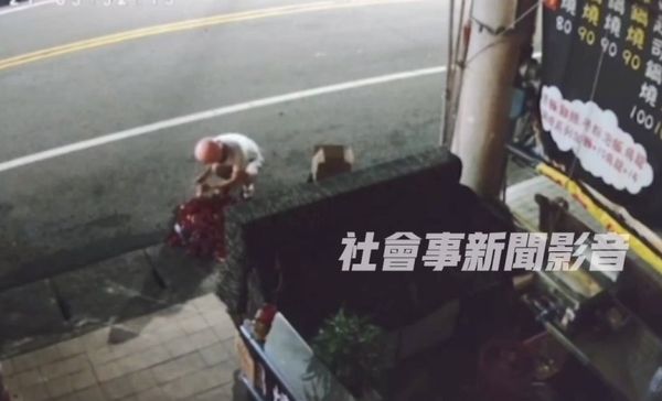 ▲▼不爽火鍋店老闆搶走女友，他抱成串鞭炮店前放炮報復。（圖／翻自社會事新聞影音，下同）