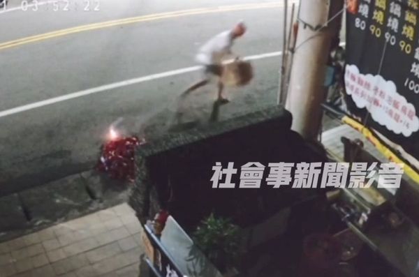 ▲▼不爽火鍋店老闆搶走女友，他抱成串鞭炮店前放炮報復。（圖／翻自社會事新聞影音，下同）