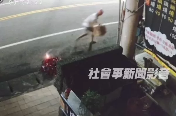 ▲▼不爽火鍋店老闆搶走女友，他抱成串鞭炮店前放炮報復。（圖／翻自社會事新聞影音，下同）