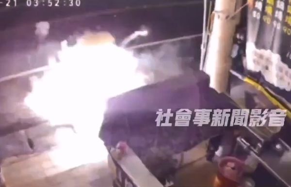 ▲▼不爽火鍋店老闆搶走女友，他抱成串鞭炮店前放炮報復。（圖／翻自社會事新聞影音，下同）