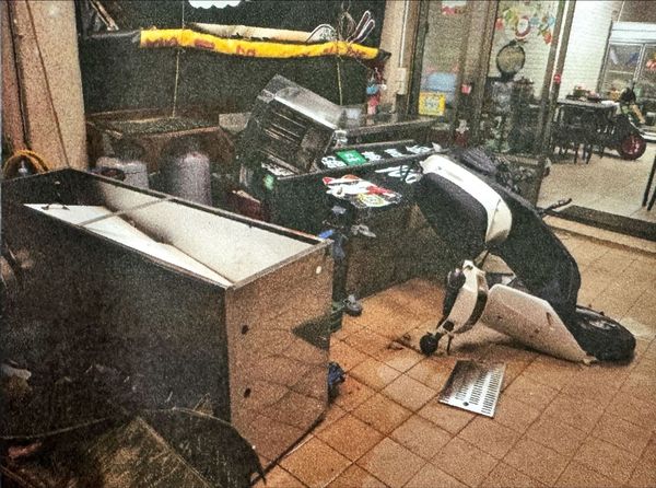 ▲▼不爽火鍋店老闆搶走女友，他抱成串鞭炮店前放炮報復。（圖／翻自社會事新聞影音，下同）