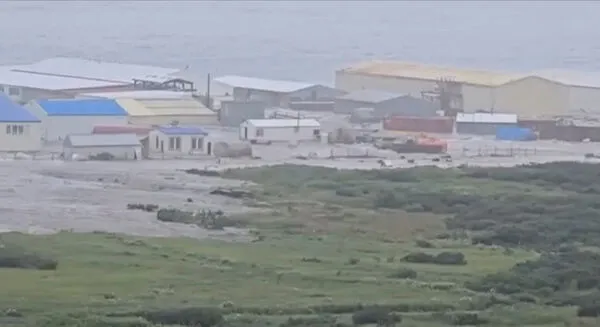 ▲▼8.8強震後海嘯襲擊俄羅斯北庫里爾斯克鎮（Severo-Kurilsk）。（圖／路透）