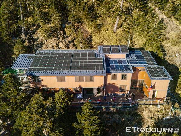 ▲玉管處自行更新完成排雲山莊太陽能光儲設備。（圖／玉山國家公園管理處提供）