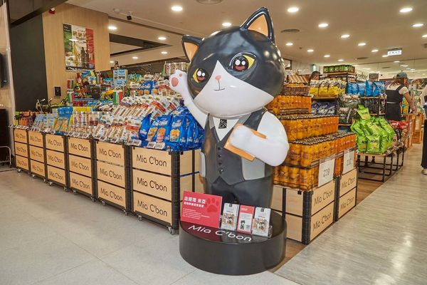 ▲▼「Mia C’bon Dream Plaza店」攜手國內插畫家吳忠錩，以台灣在地文化與動物角色奇幻交融，打造5隻擬人化貓咪角色。同時館內還有專屬「貓町市集伴手禮專區」。（圖／業者提供）