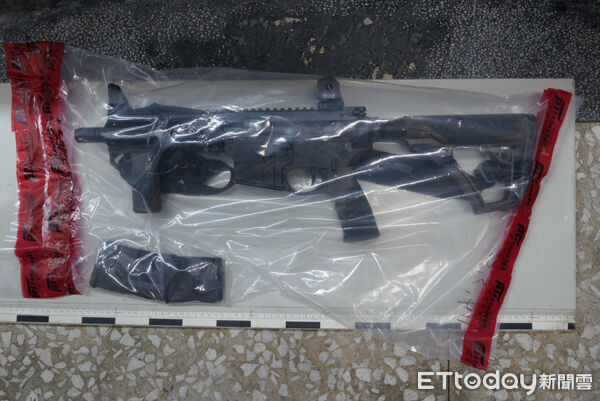 ▲屏東檢警起出衝鋒槍等槍械。（圖／屏東地檢署提供）