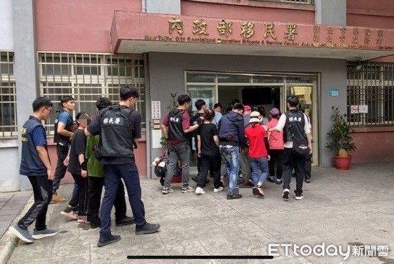 ▲新北專勤隊於樹林資源回收場，查獲45名非法打工的外籍移工，全數帶回處置。（圖／記者陸運陞翻攝）