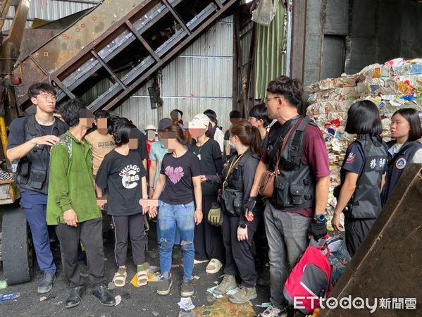 ▲新北專勤隊於樹林資源回收場，查獲45名非法打工的外籍移工，全數帶回處置。（圖／記者陸運陞翻攝）