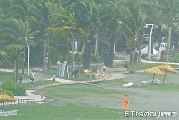 ▲▼高雄收「海嘯警報」！沿海恐現1公尺浪高　仍有遊客逗留觀浪。（圖／翻攝高雄旅遊網直播）