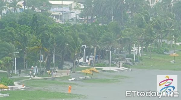 ▲▼高雄收「海嘯警報」！沿海恐現1公尺浪高　仍有遊客逗留觀浪。（圖／翻攝高雄旅遊網直播）