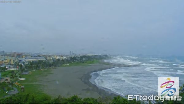 ▲▼高雄收「海嘯警報」！沿海恐現1公尺浪高　仍有遊客逗留觀浪。（圖／翻攝高雄旅遊網直播）