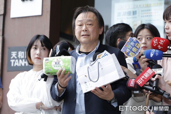 ▲▼民進黨今日召開例行中常會，中常委王世堅帶一包衛生紙要送給黨團總召柯建銘，希望他自己好好擦擦大罷免的屁股。（圖／記者湯興漢攝）