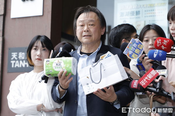 ▲▼民進黨今日召開例行中常會，中常委王世堅帶一包衛生紙要送給黨團總召柯建銘，希望他自己好好擦擦大罷免的屁股。（圖／記者湯興漢攝）