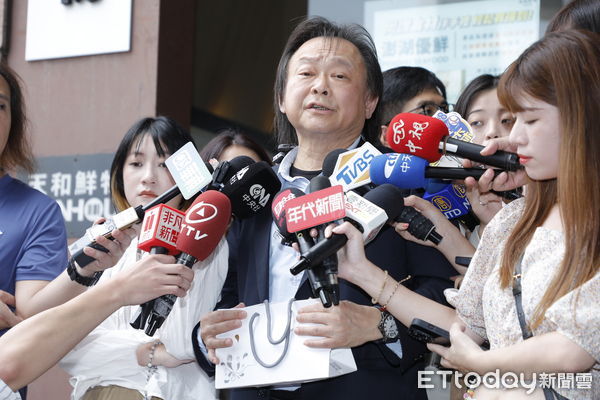 ▲▼民進黨今日召開例行中常會，中常委王世堅帶一包衛生紙要送給黨團總召柯建銘，希望他自己好好擦擦大罷免的屁股。（圖／記者湯興漢攝）