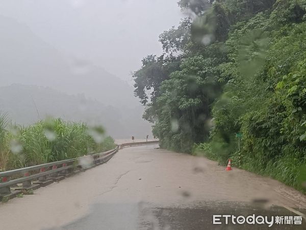 ▲▼台20線99k復興路段荖濃溪水漲至路面，道路阻斷。（圖／公路局提供）