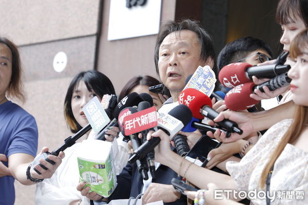 ▲▼民進黨今日召開例行中常會，中常委王世堅帶一包衛生紙要送給黨團總召柯建銘，希望他自己好好擦擦大罷免的屁股。（圖／記者湯興漢攝）