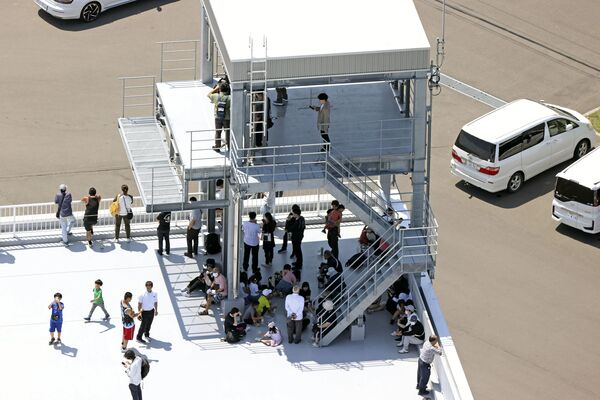 ▲▼日本北海道鵡川町，當地民眾前往高處躲避海嘯。（圖／路透）