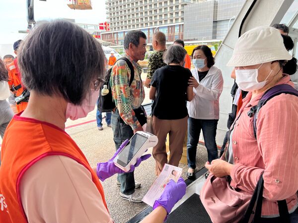 ▲民眾配合登船身分核對情形。（圖／航港局提供）