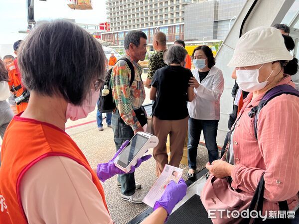 ▲▼民眾配合登船身分核對情形。（圖／航港局提供）