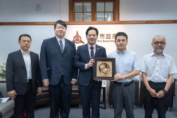 ▲代理市長邱臣遠致贈日本宮大工前田世貴（右2）、瓦作匠師山本正道（右1）木雕藝品。（圖／新竹市政府提供）