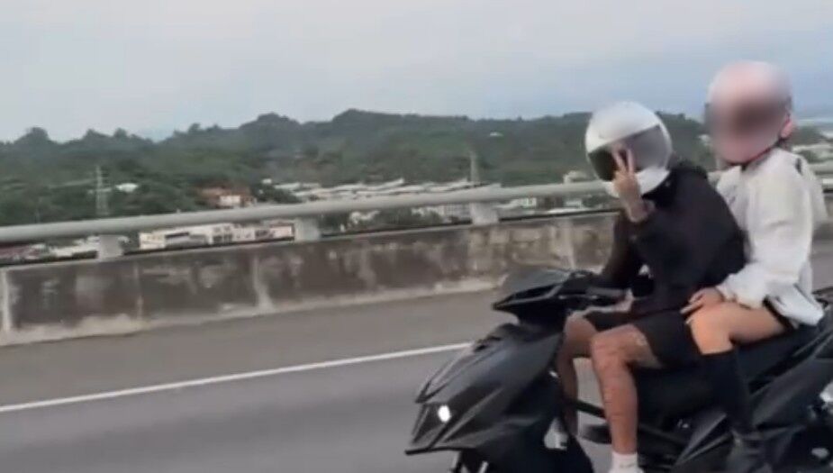 21歲機車猴載妹仔闖國道！開心比「YA」畫面曝　狂飆39公里被逮