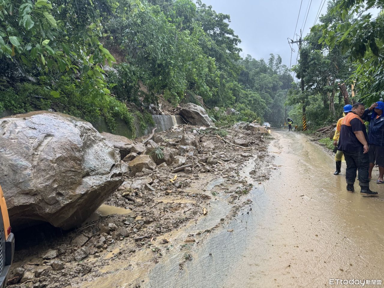 豪雨炸嘉義！台3線大埔鄉巨石倒木擋路　阿里山鄉隧道旁驚見瀑布