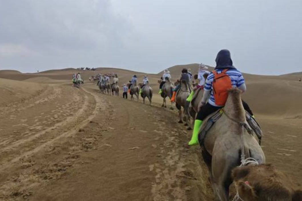 ▲內蒙古遇上66年來最強降水，部分遊客因暴雨困於沙漠中。（圖／翻攝潮新聞）