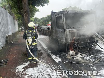 台中聯結車爆胎冒煙　3小時後同路段又傳貨車起火...燒剩鐵架