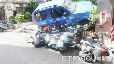 桃園七旬婦駕車失控騎上8輛機車　幸無人受傷、原因待查