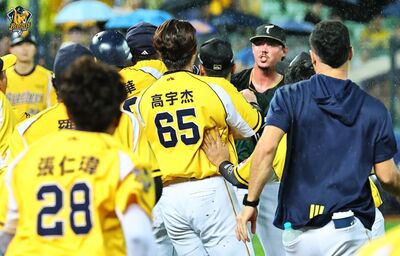快訊／江坤宇挨觸身球、石萬金開嗆　兄弟、台鋼板凳清空