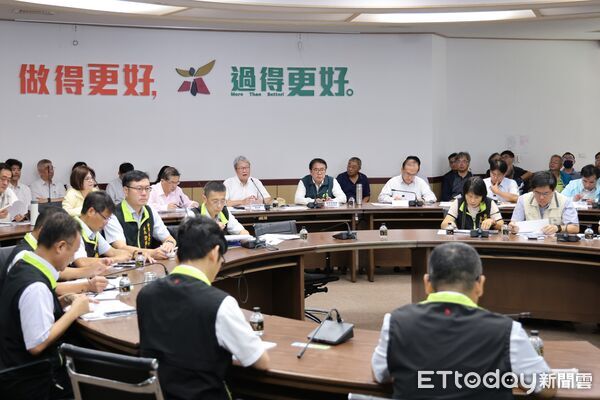 ▲行政院於台南市政府成立「雲嘉南災後復原前進指揮所」，整合中央與地方力量展開重建行動。（記者林東良翻攝，下同）