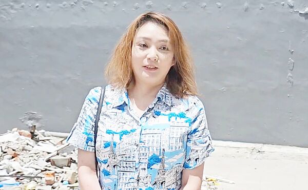 ▲舊名「凌葳威」女子謝伊琪今天上午穿著碎花洋裝現身受訪。（圖／記者沈繼昌翻攝）