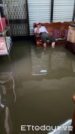 ▲家被水淹了，情緒仍超穩定。（圖／翻攝自「芸端文教-詹芸國文」授權引用）
