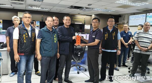 ▲台南市消防之友會理監事會中通過捐款案，表達對第一線消防人員的感謝與敬意。（記者林東良翻攝，下同）