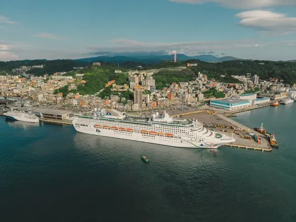 ▲麗星郵輪旗下領航星號(Star Voyager) 今(30)日載著1200多位旅客自香港經日本石垣島造訪基隆港。（圖／基隆港務分公司）