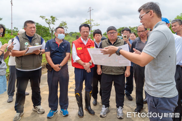 ▲▼   翁章梁、蔡易餘會勘新埤大排滯洪池 盼提高防洪標準 。（圖／嘉義縣政府提供）