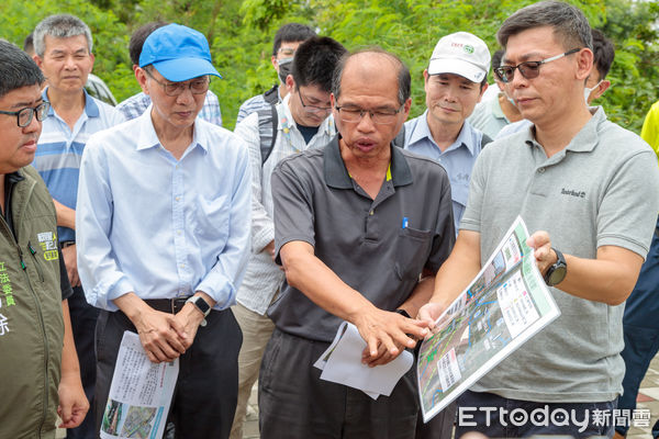 ▲▼   翁章梁、蔡易餘會勘新埤大排滯洪池 盼提高防洪標準 。（圖／嘉義縣政府提供）