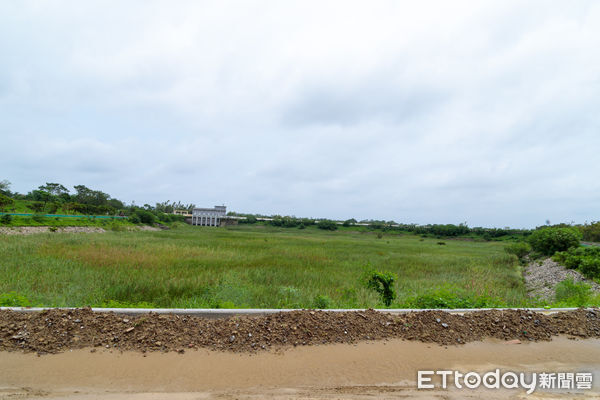 ▲▼   翁章梁、蔡易餘會勘新埤大排滯洪池 盼提高防洪標準 。（圖／嘉義縣政府提供）