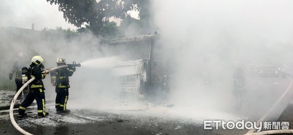 ▲▼台中下午一輛大貨車傳出火燒車，而同路段中午時也有輛聯結車爆胎冒煙。（圖／民眾提供，下同）