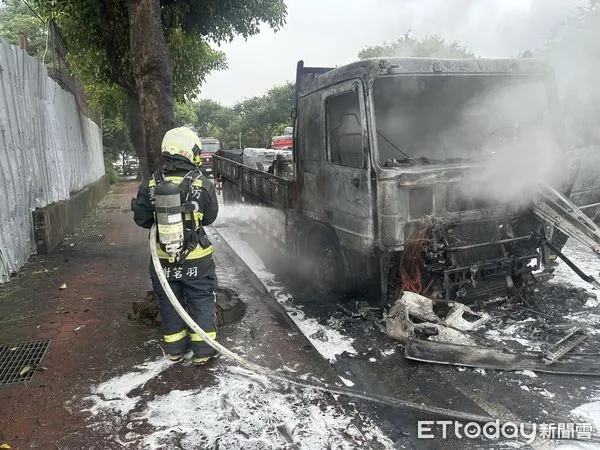 ▲▼台中下午一輛大貨車傳出火燒車，而同路段中午時也有輛聯結車爆胎冒煙。（圖／民眾提供，下同）